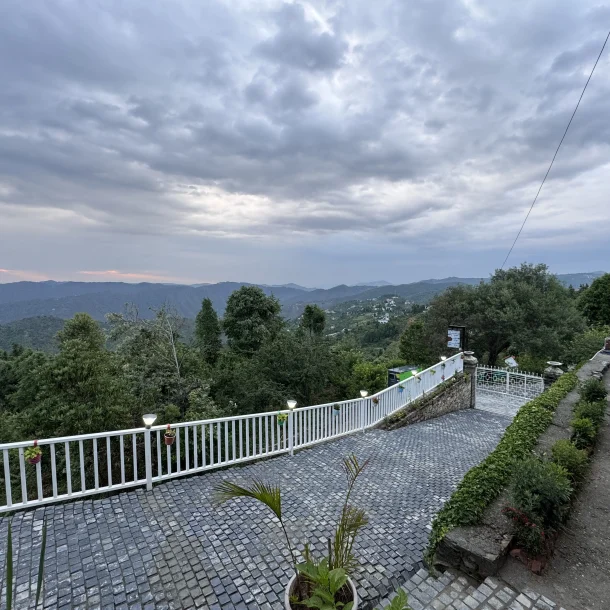 Hiking in Mukteshwar Best Trails for Beginners and Experienced Trekkers